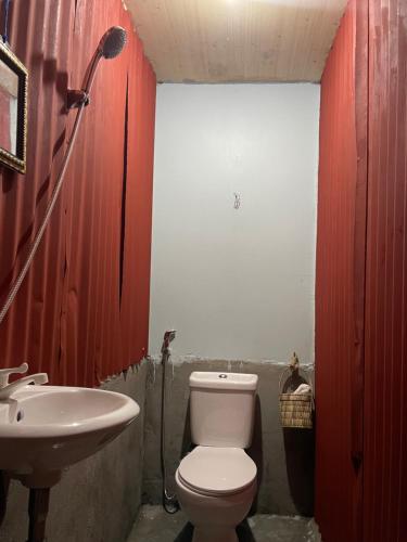 Un baño de Borbon's Treehouse By the Sea
