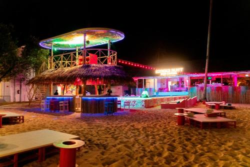 トラートにあるSlumber Resort Koh Changの夜のビーチでのカーニバル乗り