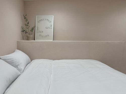 Een bed of bedden in een kamer bij hoho house - double twin room