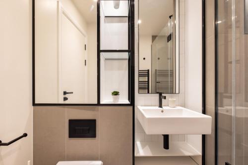 een badkamer met een wastafel en een toilet bij The Wembley Apartment in Londen