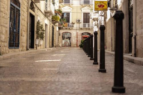 an empty street in an alley with a building at B&B Longobardi in Trani