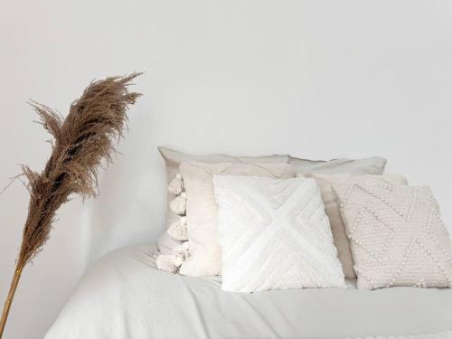 a white couch with a pillow and feathers on it at Penthouse *A la belle étoile* in Wahlbach