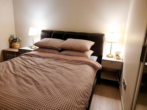 a bedroom with a bed with two nightstands and two lamps at Emotion-고층뷰, 3룸, 화2 신축, 건조기, 세탁기, 이마트2분, 별내역3분, 출장 및 장기숙박 추천 in Namyangju