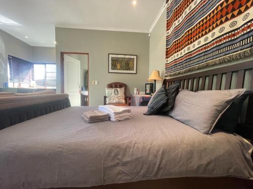 1 dormitorio con 1 cama grande y 2 almohadas en Jade Mountain Cottage 玉山小屋, en White River