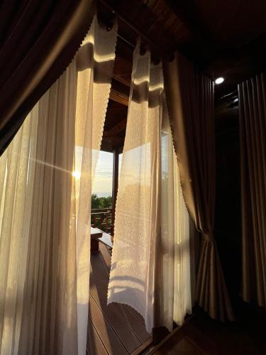 Кровать или кровати в номере The wooden house has a beautiful sunrise & seaview