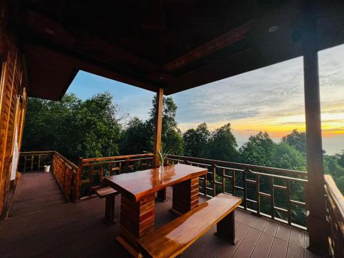 Балкон или терраса в The wooden house has a beautiful sunrise & seaview