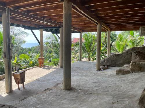 Сад в The wooden house has a beautiful sunrise & seaview