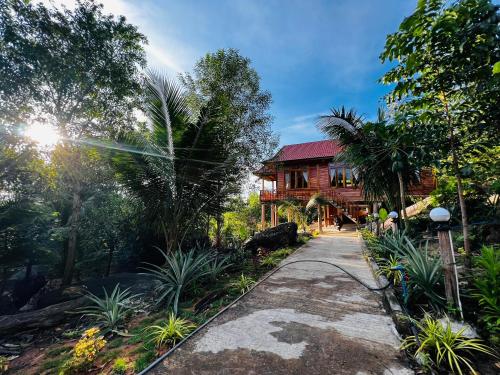 Сад в The wooden house has a beautiful sunrise & seaview