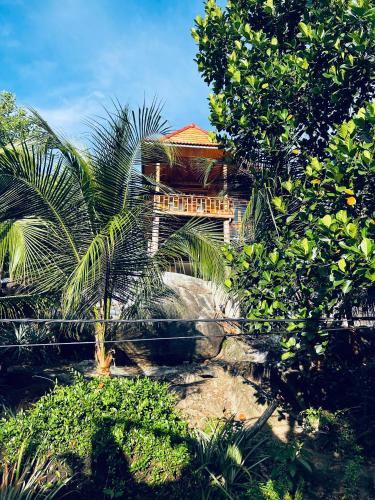 Сад в The wooden house has a beautiful sunrise & seaview