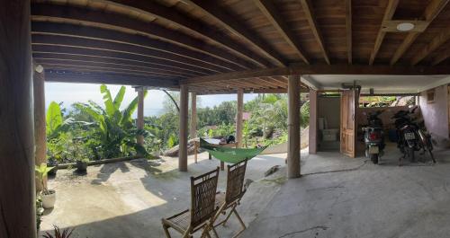Сад в The wooden house has a beautiful sunrise & seaview