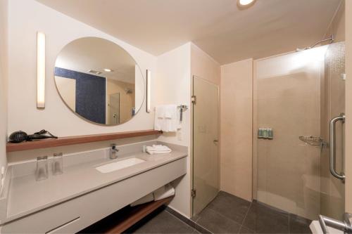 聖路易斯波托西的住宿－Fairfield by Marriott Inn & Suites San Luis Potosi，一间带水槽、镜子和淋浴的浴室