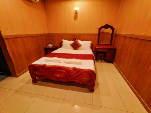 Una cama o camas en una habitación de Quoc Dung Hotel
