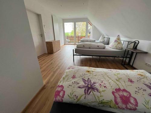 1 Schlafzimmer mit 2 Betten in einem Zimmer in der Unterkunft Ferienwohnung Saumpfad 25 Min ins Legoland in Horgau
