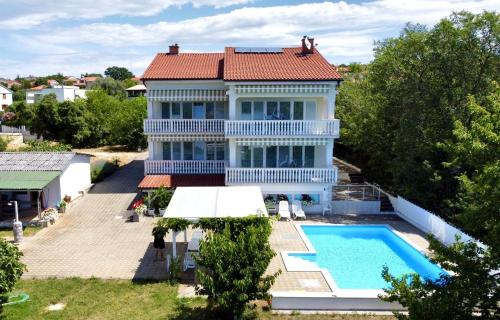 Bazén v ubytování Apartments Gorančica nebo v jeho okolí