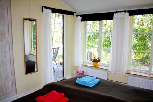 Un dormitorio con una cama con toallas rojas y azules. en B&B Eco-Village 12 min from city en Estocolmo