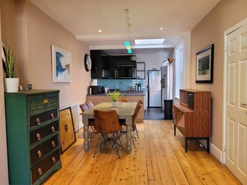 a kitchen and dining room with a table and a dining room at George St Townhouse in Leamington Spa