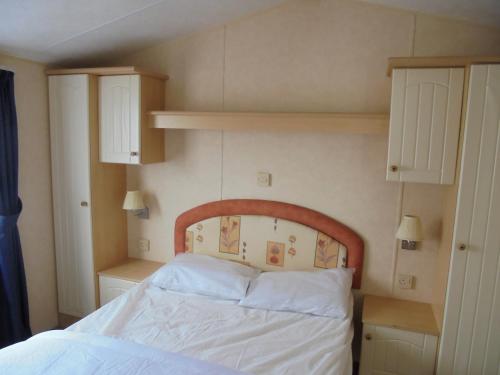 Una cama o camas en una habitación de Sealands Salisbury SL 6 Berth Central heated FREE WiFi