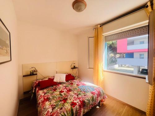 - une chambre avec un lit et une fenêtre dans l'établissement Appartamento Stella, à Bibione