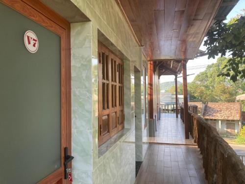 - un couloir d'une maison avec une porte en bois dans l'établissement Cát Tiên Hotel, à Cat Tien