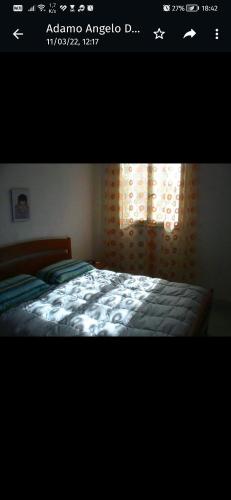 ein Bild von einem Schlafzimmer mit einem Bett und einem Fenster in der Unterkunft Villa Adamo in Santa Maria Del Focallo