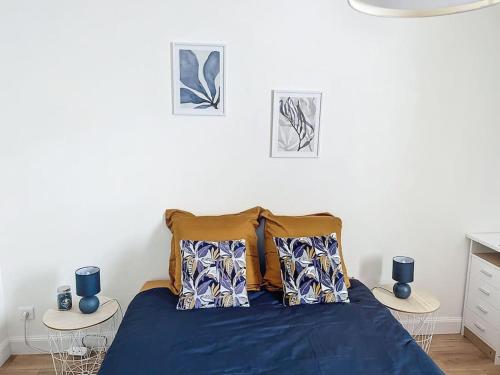Ένα ή περισσότερα κρεβάτια σε δωμάτιο στο Le Lodge - Bleu lavande