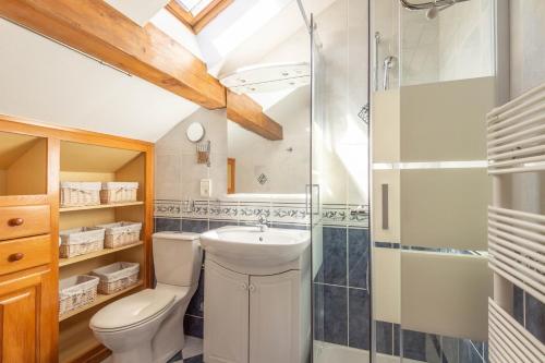 a bathroom with a toilet sink and a shower at Smartstay au reve Savoyard - Studio N-6 in Morillon