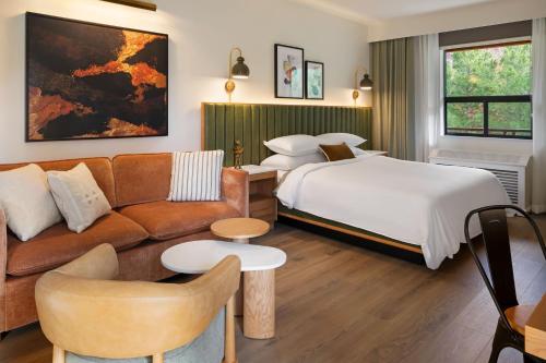 um quarto de hotel com uma cama e um sofá em The Lodge at Zion Country em Springdale