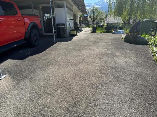a truck parked in front of a house at See und Berge Garden in Faulensee