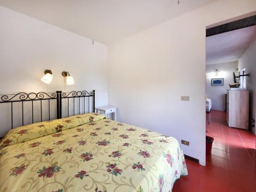 um quarto com uma cama com colcha floral em Casa Olivi Calmasino em Calmasino