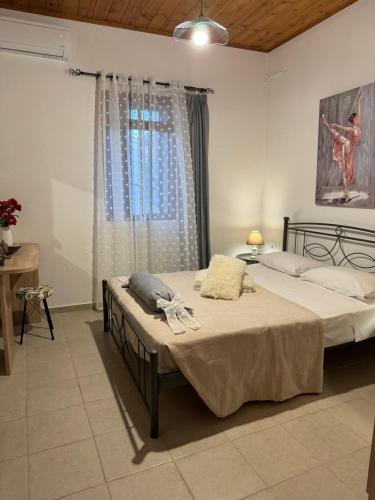 a bedroom with a bed and a window at Alleyhouse 83 in Kremasti