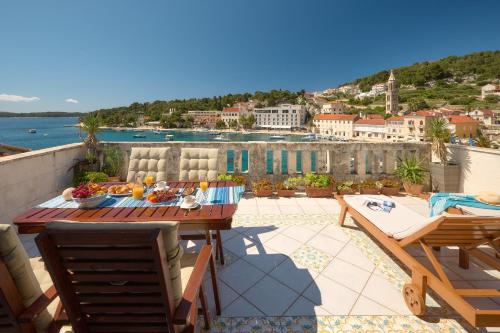 un patio con mesa y sillas y vistas al agua en Sun Spalato Fara, en Hvar