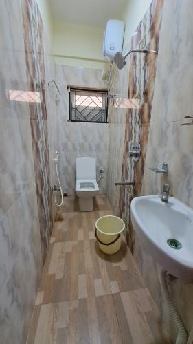 a bathroom with a sink and a toilet at Laxmi Niwas, Salt Lake, Kolkata, 10mins from Sector 5 in Kolkata