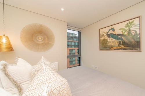 a bedroom with a bed and a picture of a bird on the wall at Merchant Square Paddington in London