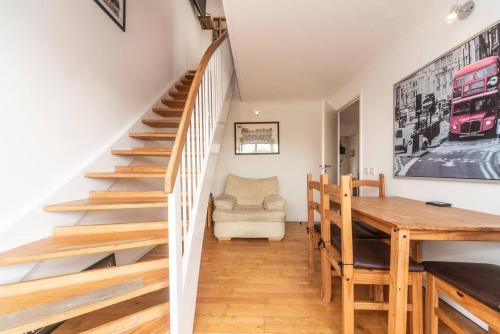 伦敦Sunny Maisonette with views over Canary Wharf, London的相册照片