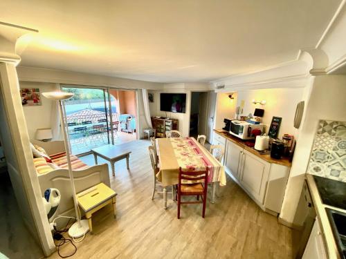 eine Küche und ein Wohnzimmer mit einem Tisch und einem Esszimmer in der Unterkunft Résidence 4 etoiles Port Marine in Sainte-Maxime