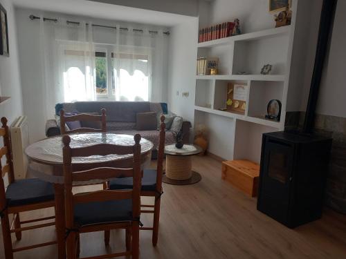 A kitchen or kitchenette at Apartamento Plano Royo 2º