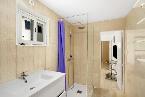 La salle de bains est pourvue d'un lavabo et d'une douche. dans l'établissement Atico vecindario, aeropuerto, à Cruce de Arinaga