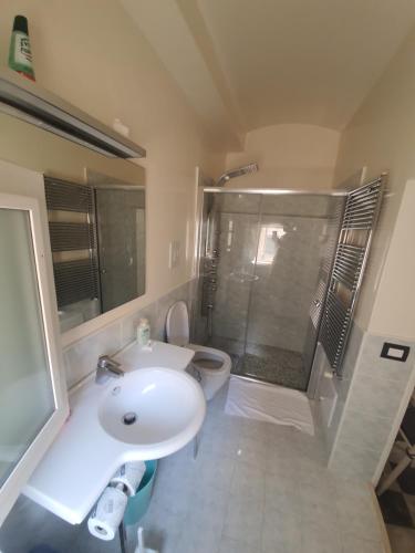 Un baño con lavabo y ducha con inodoro. en Casa Ginevra, en Monopoli