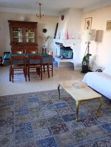 une chambre avec un lit et une table et une salle à manger dans l'établissement Appartement charmant à Aix-en-Provence - 48m² - Balcon privé, à Aix-en-Provence