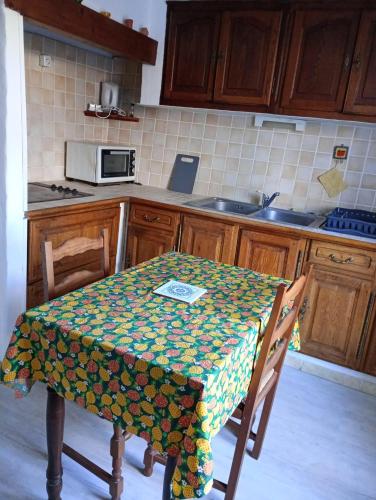une cuisine avec une table recouverte d'une nappe dans l'établissement Appartement charmant à Aix-en-Provence - 48m² - Balcon privé, à Aix-en-Provence