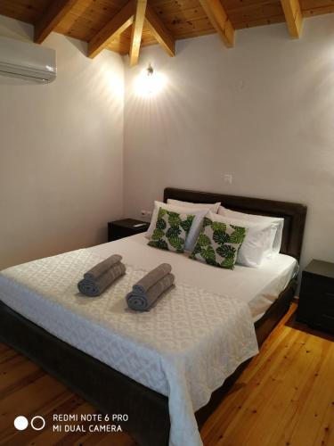 ein Schlafzimmer mit einem Bett mit zwei Kissen darauf in der Unterkunft Stone home Lyhna in Líkhna