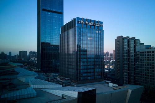 um grande edifício com uma placa sobre ele em uma cidade em JW Marriott Hotel Taiyuan em Taiyuan