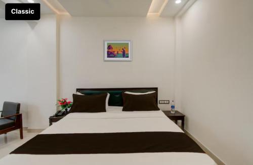 Ένα ή περισσότερα κρεβάτια σε δωμάτιο στο Hotel Giriraj Palace