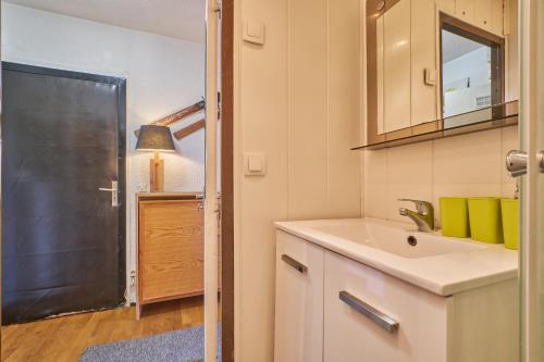 Il comprend une petite cuisine avec un évier et une douche. dans l'établissement Le val d' Huez - 5 pers, à Huez