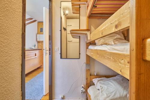 - une chambre avec lits superposés dans une petite maison dans l'établissement Le val d' Huez - 5 pers, à Huez