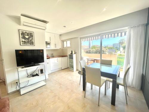 une cuisine et une salle à manger avec une table et une télévision dans l'établissement Copacabana beach, by Welcome to Cannes, à Cannes