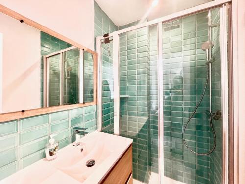 une salle de bain avec un lavabo et une douche dans l'établissement Copacabana beach, by Welcome to Cannes, à Cannes