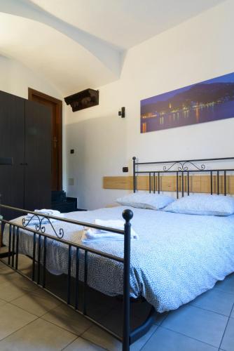 a bedroom with two beds and a painting on the wall at Fattore 8 in Levanto