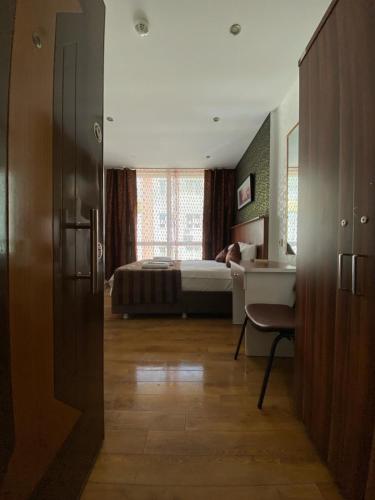 Ένα ή περισσότερα κρεβάτια σε δωμάτιο στο garden hill hotel