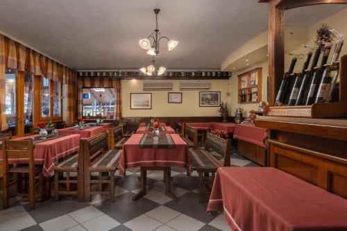 Restoran atau tempat lain untuk makan di Janika Pension